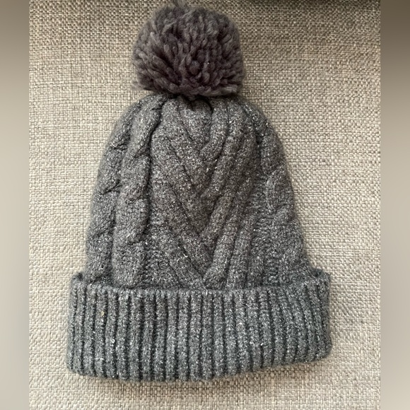 Universal thread warm winter hat worn maybe once or twice - Picture 1 of 3